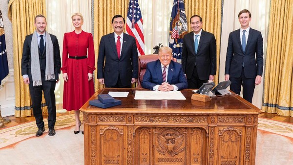 Menko Luhut Pandjaitan bertemu Presiden AS Donald Trump (Kemenko Marves). Menko Luhut Pandjaitan bertemu Presiden AS Donald Trump (Kemenko Marves).