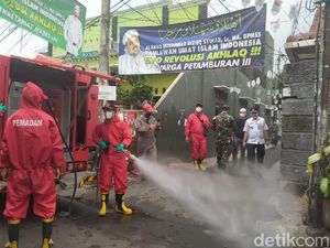 Buntut Kerumunan Massa, Sekitar Rumah Habib Rizieq Disemprot Disinfektan Buntut Kerumunan Massa, Sekitar Rumah Habib Rizieq Disemprot Disinfektan