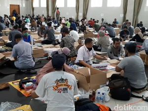 Petugas Sortir dan Lipat Surat Suara di Tasikmalaya Abai Prokes