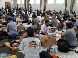 Petugas Sortir dan Lipat Surat Suara di Tasikmalaya Abai Prokes