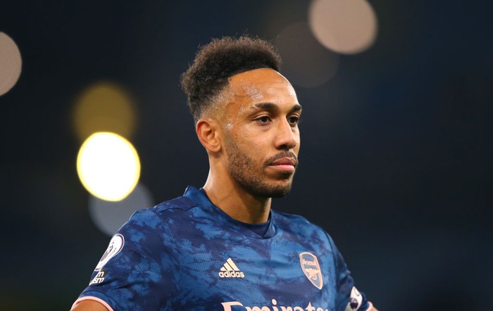 MANCHESTER, ENGLAND - OCTOBER 17: Pierre-Emerick Aubameyang of Arsenal looks on during the Premier League match between Manchester City and Arsenal at Etihad Stadium on October 17, 2020 in Manchester, England. Sporting stadiums around the UK remain under strict restrictions due to the Coronavirus Pandemic as Government social distancing laws prohibit fans inside venues resulting in games being played behind closed doors. (Photo by Alex Livesey/Getty Images)