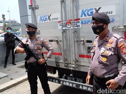 Polisi Bersenjata Kawal 1,6 Juta Surat Suara yang Tiba di Karawang