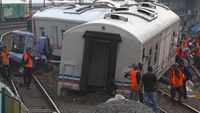 Potret Evakuasi Gerbong Kereta Api yang Meluncur Sendiri di Malang