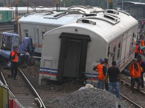 Potret Evakuasi Gerbong Kereta Api yang Meluncur Sendiri di Malang Potret Evakuasi Gerbong Kereta Api yang Meluncur Sendiri di Malang