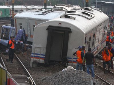 Potret Evakuasi Gerbong Kereta Api yang Meluncur Sendiri di Malang
