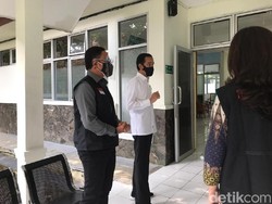 Jokowi Soroti Petugas Tanpa Sarung Tangan Saat Simulasi Vaksinasi di Bogor