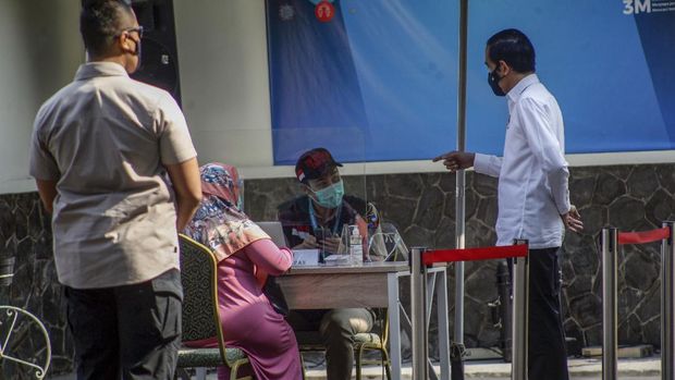 PRESIDEN JOKOWI TINJAU SIMULASI VAKSINASI COVID-19 Presiden Joko Widodo (Jokowi) meninjau simulasi pemberian vaksinasi COVID-19 di Puskesmas Tanah Sareal, Kota Bogor, Jawa Barat, Rabu (18/11/2020). Dalam kunjungannya, Jokowi meninjau satu persatu tahapan simulasi pemberian vaksin COVID-19, dan juga meminta pada saat pemberian vaksinasi nanti lebih sempurna sehingga aman, cepat dan memperhatikan protokol kesehatan. ANTARA FOTO/Yulius Satria Wijaya/hp.