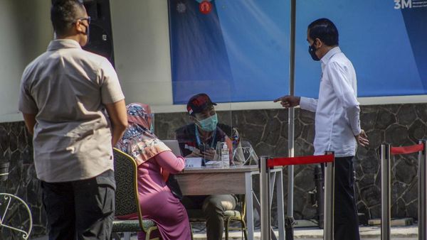Jokowi Tinjau Simulasi Vaksinasi COVID-19 di Bogor