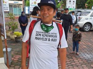 Demi Dukung Mahyeldi-Audy, Penjual Lontong Jalan Kaki Padang-Bukittinggi Demi Dukung Mahyeldi-Audy, Penjual Lontong Jalan Kaki Padang-Bukittinggi