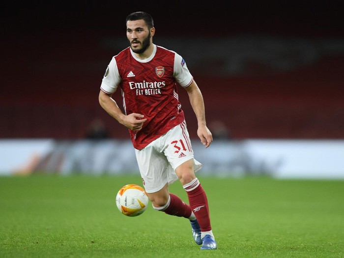 LONDON, ENGLAND - OCTOBER 29: Sead Kolasinac of Arsenal in action during the UEFA Europa League Group B stage match between Arsenal FC and Dundalk FC at Emirates Stadium on October 29, 2020 in London, England. Sporting stadiums around the UK remain under strict restrictions due to the Coronavirus Pandemic as Government social distancing laws prohibit fans inside venues resulting in games being played behind closed doors. (Photo by Mike Hewitt/Getty Images)