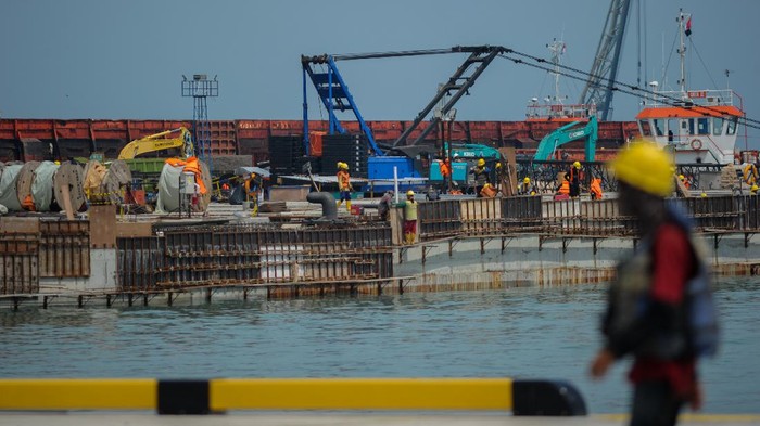 Siap Beroperasi Bulan Depan, Pembangunan Pelabuhan Patimban Dikebut Pelabuhan Patimban ditargetkan siap layani kegiatan ekspor-impor mulai Desember 2020 mendatang. Pembangunan pelabuhan itu terus dikebut agar dapat penuhi target