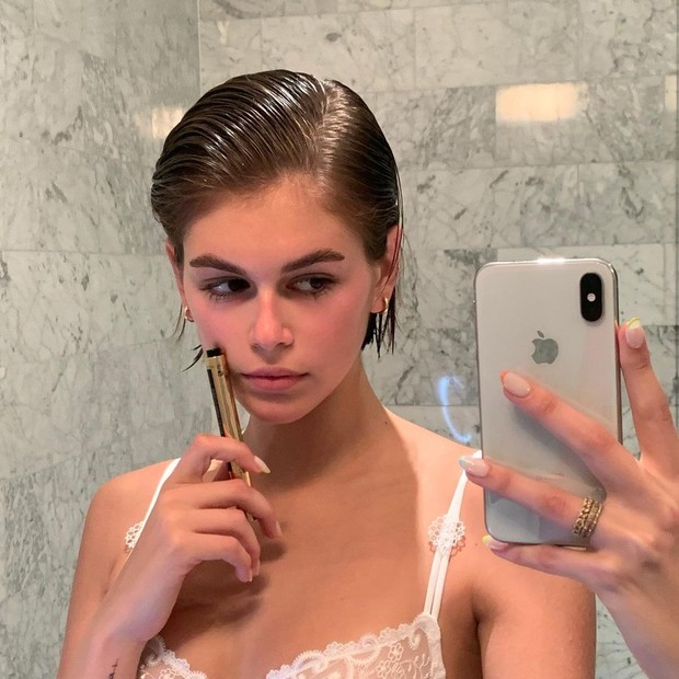 Slicked Back/instagram.com/kaiagerber Rambut basah cocok untuk semua panjang rambut, tapi gaya rambut basah disisir ke belakang hanya bagus digunakan oleh rambut blunt bob.