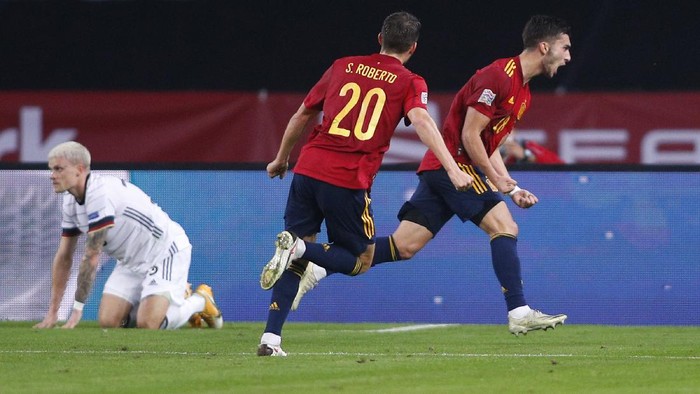 SEVILLE, SPAIN - NOVEMBER 17: Ferran Torres of Spain celebrates his teams second goal with teammate Sergi Roberto during the UEFA Nations League group stage match between Spain and Germany at Estadio de La Cartuja on November 17, 2020 in Seville, Spain. (Photo by Fran Santiago/Getty Images)