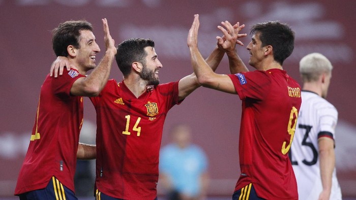SEVILLE, SPAIN - NOVEMBER 17: Mikel Oyarzabal (L) of Spain celebrates his teams sixth goal with teammates Jose Gaya and Gerard Moreno during the UEFA Nations League group stage match between Spain and Germany at Estadio de La Cartuja on November 17, 2020 in Seville, Spain. (Photo by Fran Santiago/Getty Images)