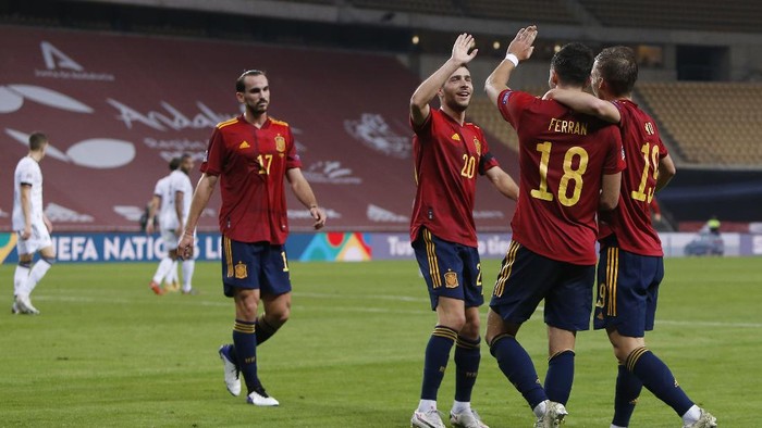 SEVILLE, SPAIN - NOVEMBER 17: Ferran Torres #18 of Spain celebrates his teams fifth goal with teammates during the UEFA Nations League group stage match between Spain and Germany at Estadio de La Cartuja on November 17, 2020 in Seville, Spain. (Photo by Fran Santiago/Getty Images)