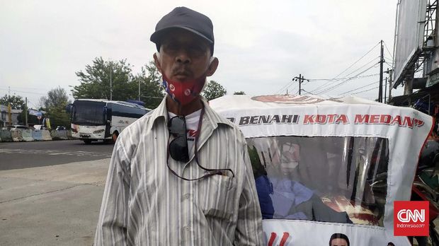 Warga Medan, Hasrizal mengaku ingin memilih Bobby Nasution di pilkada karena pernah diberik kaos dan stiker.