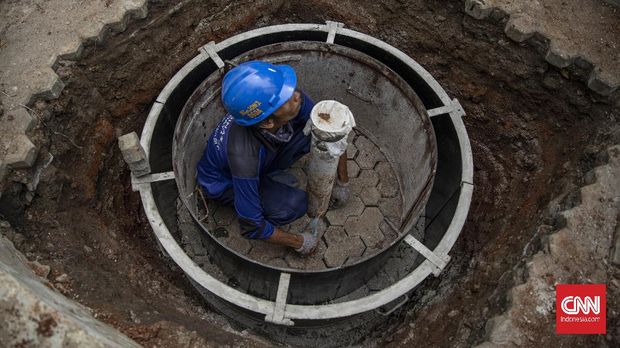 Petugas Dinas Sumber Daya Air DKI Jakarta mengerjakan pembuatan sumur resapan di kawasan Pengayoman, Utan Kayu, Jakarta, Rabu, 18 November 2020. Pemprov DKI Jakarta menargetkan pembuatan 300 ribu titik sumur resapan yang menjadi salah satu program pengendalian banjir di Jakarta. CNN Indonesia/Bisma Septalisma