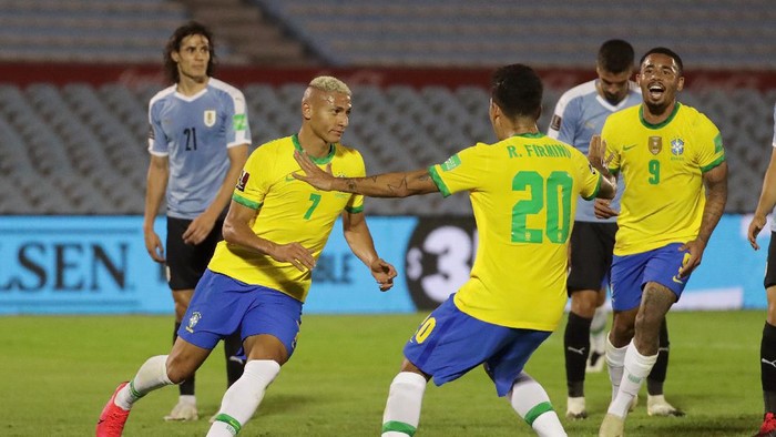 MONTEVIDEO, URUGUAY - NOVEMBER 17: Richarlison of Brazil celebrates with teammates after scoring the second goal of their team during a match between Uruguay and Brazil as part of South American Qualifiers for World Cup FIFA Qatar 2022 at Centenario Stadium on November 17, 2020 in Montevideo, Uruguay. (Photo by Raúl Martínez-Pool/Getty Images)