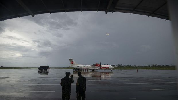 Pesawat komersial Wings Air asal Batam tiba di Bandara Raden Sadjad, Ranai, Kabupaten Natuna, Kepulauan Riau, Selasa (17/11/2020). Selama masa pandemi COVID-19 hanya ada dua maskapai penerbangan yang melayani penumpang di bandara tersebut, antara lain Wings Air dengan jadwal sekali dalam sehari pada Senin hingga Sabtu dan Sriwijaya Air sekali dalam seminggu setiap Senin, dengan rute dari dan ke Bandara Hang Nadim Batam, Kepri. ANTARA FOTO/Aditya Pradana Putra/foc.