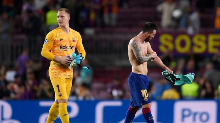 BARCELONA, SPAIN - OCTOBER 02: Marc-André ter Stegen and Lionel Messi of FC Barcelona after the match during the UEFA Champions League group F match between FC Barcelona and FC Internazionale at Camp Nou on October 02, 2019 in Barcelona, Spain. (Photo by Alex Caparros/Getty Images)