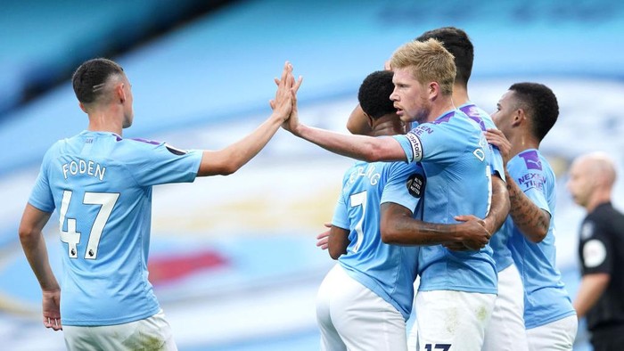 MANCHESTER, ENGLAND - JULY 02: Kevin De Bruyne of Manchester City celebrates with Raheem Sterling and Phil Foden after scoring his teams first goal during the Premier League match between Manchester City and Liverpool FC at Etihad Stadium on July 02, 2020 in Manchester, England. Football Stadiums around Europe remain empty due to the Coronavirus Pandemic as Government social distancing laws prohibit fans inside venues resulting in all fixtures being played behind closed doors. (Photo by Dave Thompson/Pool via Getty Images)