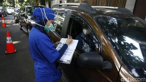 Potret Antrean Kendaraan Saat Rapid Test Drive Thru di RSPI