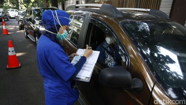 Potret Antrean Kendaraan Saat Rapid Test Drive Thru di RSPI