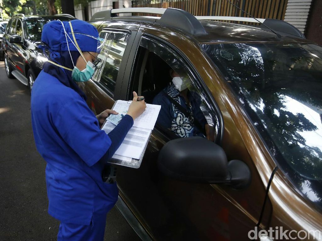 Potret Antrean Kendaraan Saat Rapid Test Drive Thru di RSPI Potret Antrean Kendaraan Saat Rapid Test Drive Thru di RSPI
