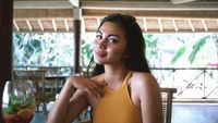 10 Pose Seksi Ariel Tatum Saat Bikin Kue dan Ngopi