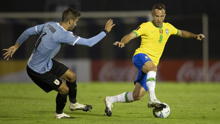 Arthur Melo tampil saat Brasil menang atas tuan rumah Uruguay 2-0 di Kualifikasi Piala Dunia 2022, Rabu 18 November 2020.