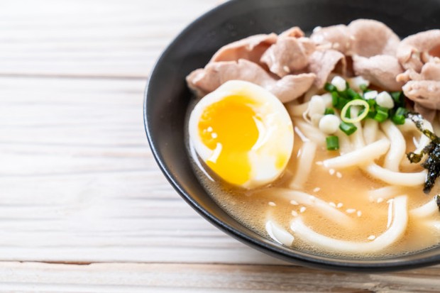 Pastikan untuk memasak ayam secara menyeluruh dengan bumbu pilihan.