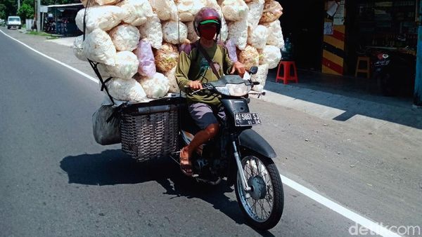 Bahaya, Motor Ini Angkut 43 Bal Kerupuk di Jalan Yogya-Solo