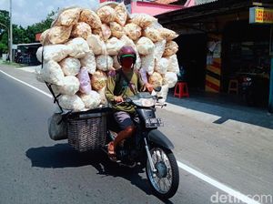 Bahaya, Motor Ini Angkut 43 Bal Kerupuk di Jalan Yogya-Solo Bahaya, Motor Ini Angkut 43 Bal Kerupuk di Jalan Yogya-Solo