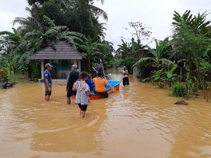 14 Kecamatan di Cilacap Kebanjiran, Ribuan Orang Mengungsi 14 Kecamatan di Cilacap Kebanjiran, Ribuan Orang Mengungsi