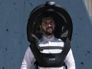 Memakai Helm untuk Menangkal Virus Corona, Efektif atau Berlebihan?