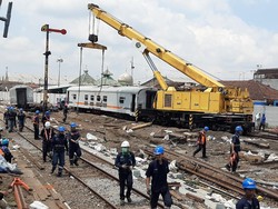 Detik-detik Gerbong Kereta Api Meluncur Sendiri hingga Menabrak Backhoe