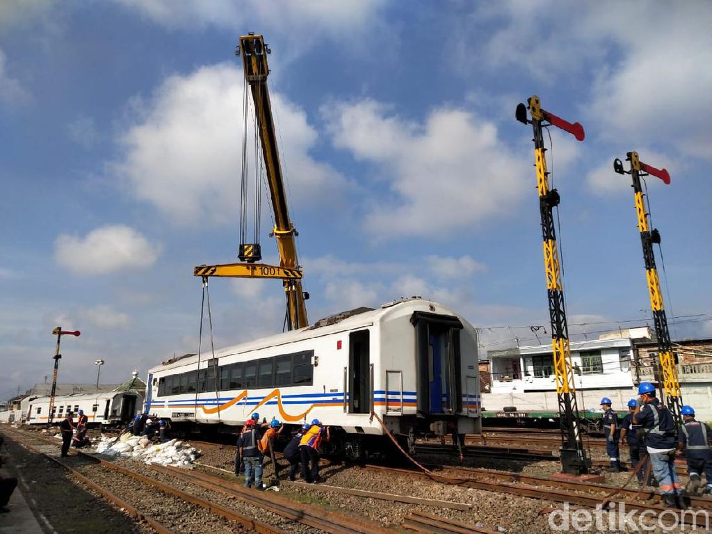 Crane Datang, 2 Gerbong Anjlok Kereta yang Meluncur Sendiri Berhasil Diangkat Crane Datang, 2 Gerbong Anjlok Kereta yang Meluncur Sendiri Berhasil Diangkat