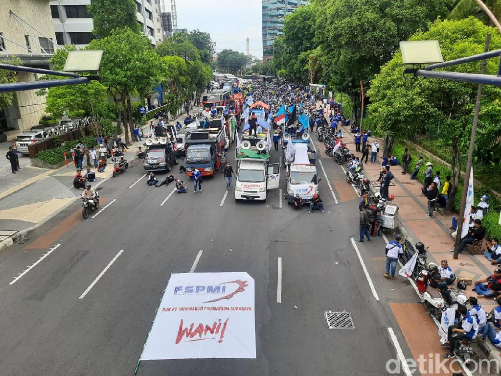 Ribuan Buruh Tolak Omnibus Law Sempat Blokade Jalan Basuki Rahmat