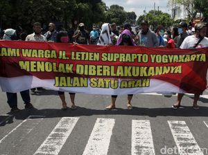 Demo Tolak Kebijakan Satu Arah di Jalan Suprapto Yogyakarta