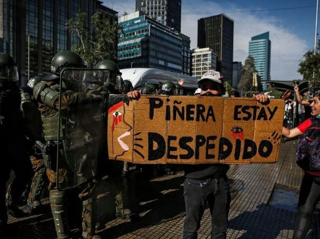 Ratusan Demonstran Tuntut Presiden Chile Mundur