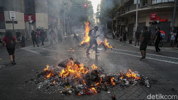 Warga Chile Demo Tuntut Presiden Sebastian Pinera Mundur