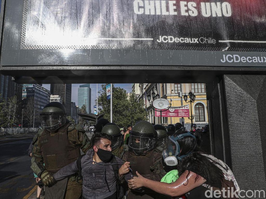 Setelah Konstitusi Kini Warga Chile Minta Presiden Diganti