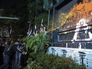 Demonstran Pro-Demokrasi Serbu Markas Polisi di Thailand