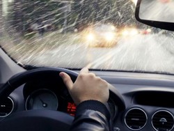 Musim Hujan Tiba, Ini Tips Bepergian dengan Aman dan Nyaman