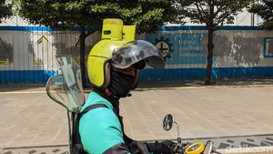 Gokil, Driver Ojol Ini Pakai Helm Gas Melon