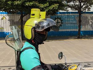 Gokil, Driver Ojol Ini Pakai Helm Gas Melon