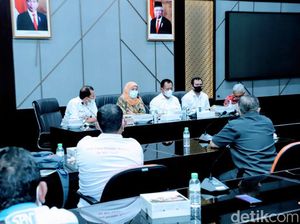 Gubernur Jatim Temui Perwakilan Buruh, UMK 2021 Akan Diumumkan Lusa Gubernur Jatim Temui Perwakilan Buruh, UMK 2021 Akan Diumumkan Lusa