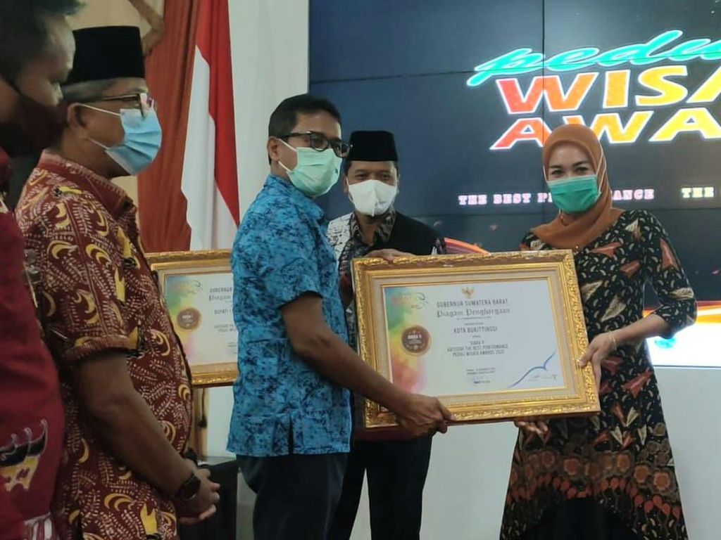 Gubernur Sumbar Serahkan Langsung Peduli Wisata Award-GIPI Award 2020 Gubernur Sumbar Serahkan Langsung Peduli Wisata Award-GIPI Award 2020