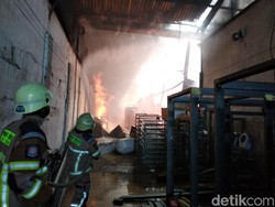 Terkena Percikan Las, Gudang Kasur dan Tembaga di Cimahi Terbakar