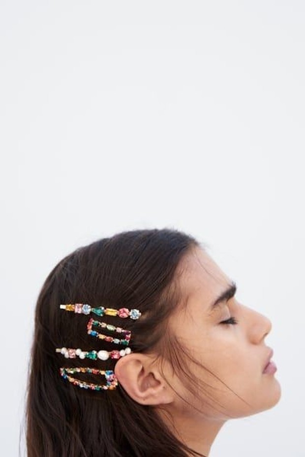 Hair pins dihiasi dengan mutiara dan sejenisnya, sehingga menghiasi rambut kamu dengan cara yang paling keren.